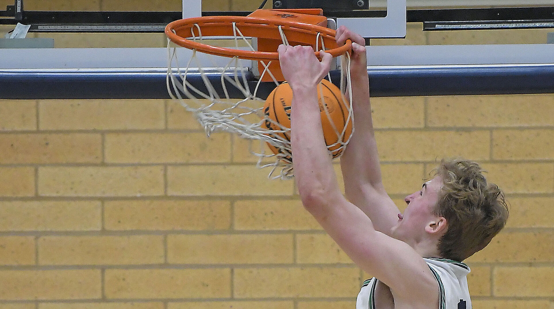 Prep boys hoops: Hawks pull away from Stangs in 4th quarter